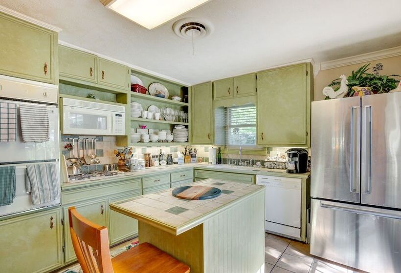 Lovely Bryan Home W/ Deck   4 Mi To Kyle Field!