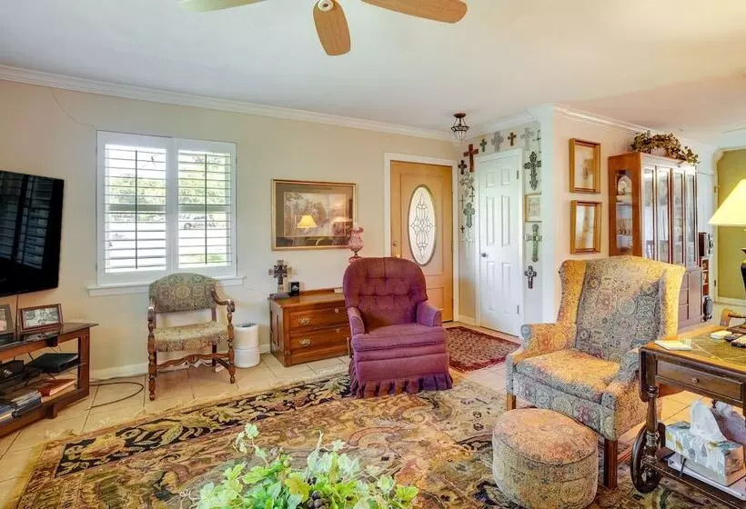 Lovely Bryan Home W/ Deck   4 Mi To Kyle Field!