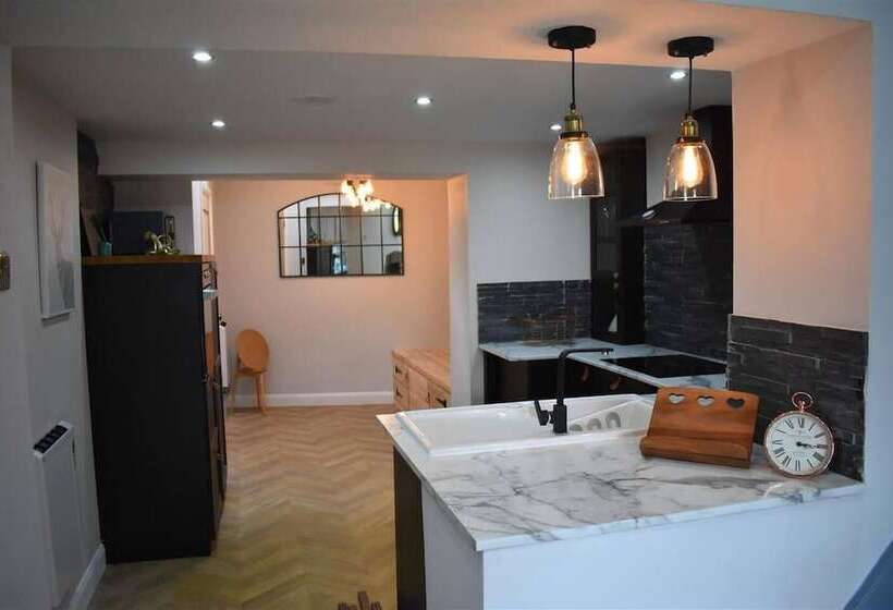 Luxury 2 Bed Cottage In Llansteffan