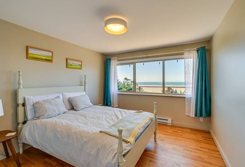 Moclips Home W/ Hot Tub & Stunning Beach Views!