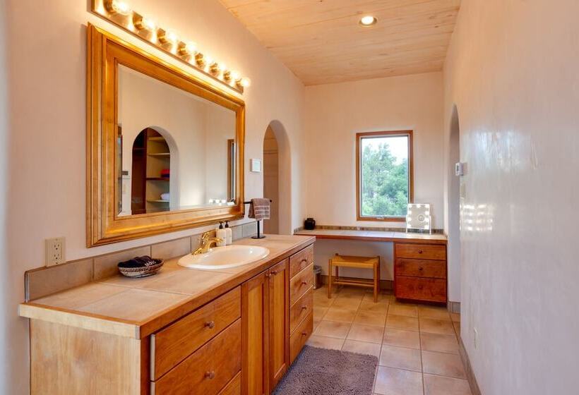Mtn View Retreat W/ Hot Tub In New Mexico!