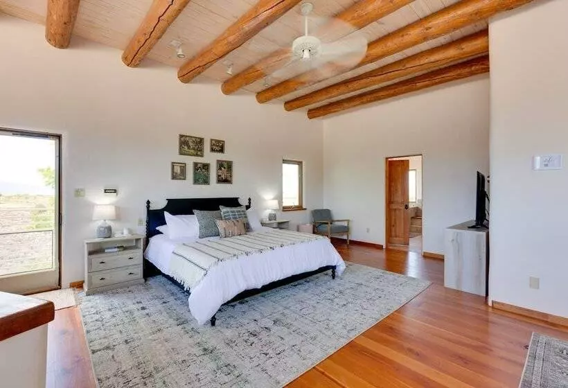 Mtn View Retreat W/ Hot Tub In New Mexico!