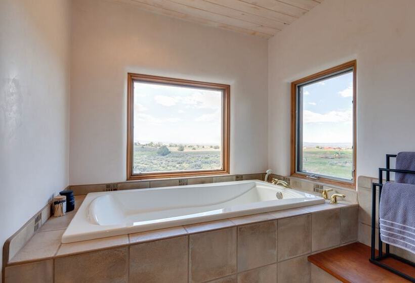 Mtn View Retreat W/ Hot Tub In New Mexico!