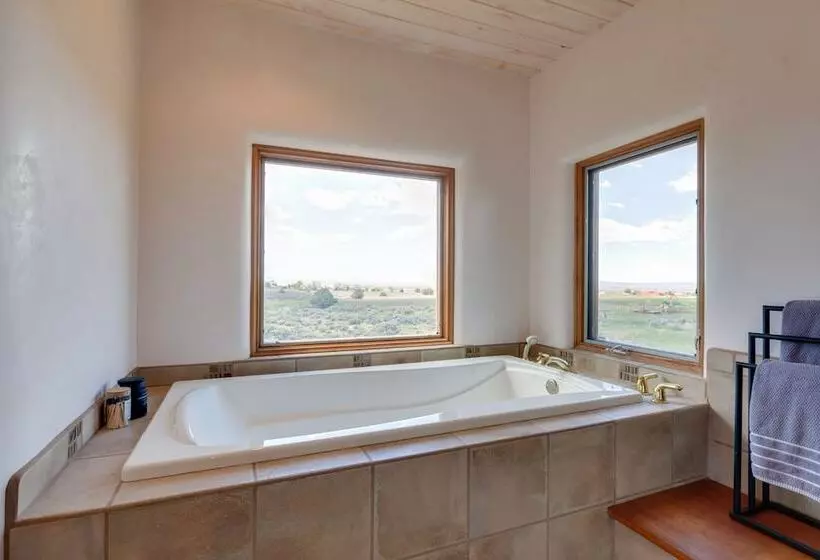 Mtn View Retreat W/ Hot Tub In New Mexico!