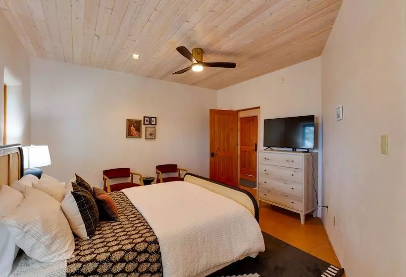 Mtn View Retreat W/ Hot Tub In New Mexico!