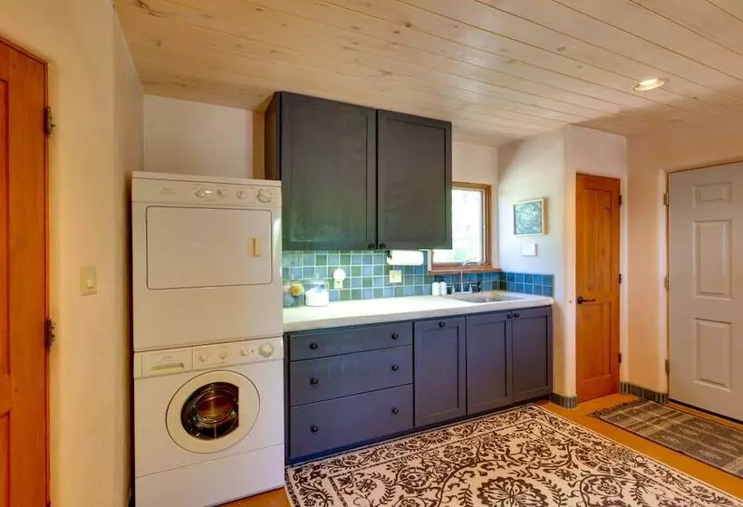 Mtn View Retreat W/ Hot Tub In New Mexico!