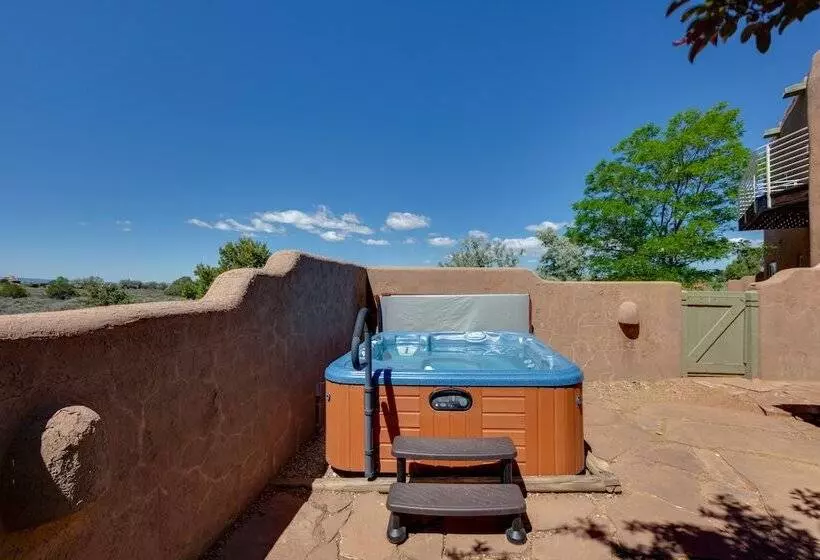Mtn View Retreat W/ Hot Tub In New Mexico!