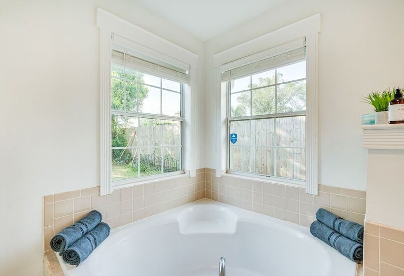 Palm Harbor Paradise W/ Community Pool!