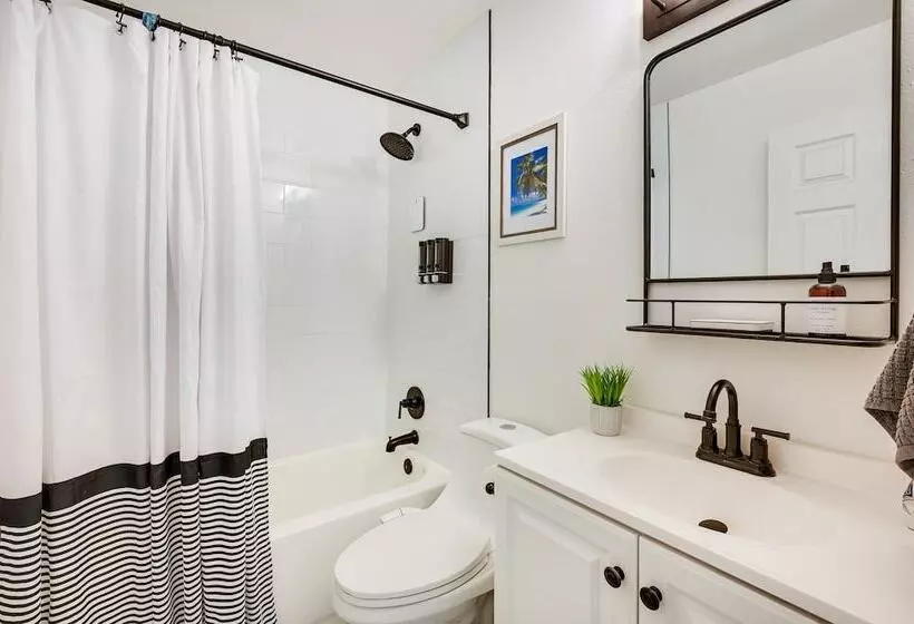 Palm Harbor Paradise W/ Community Pool!