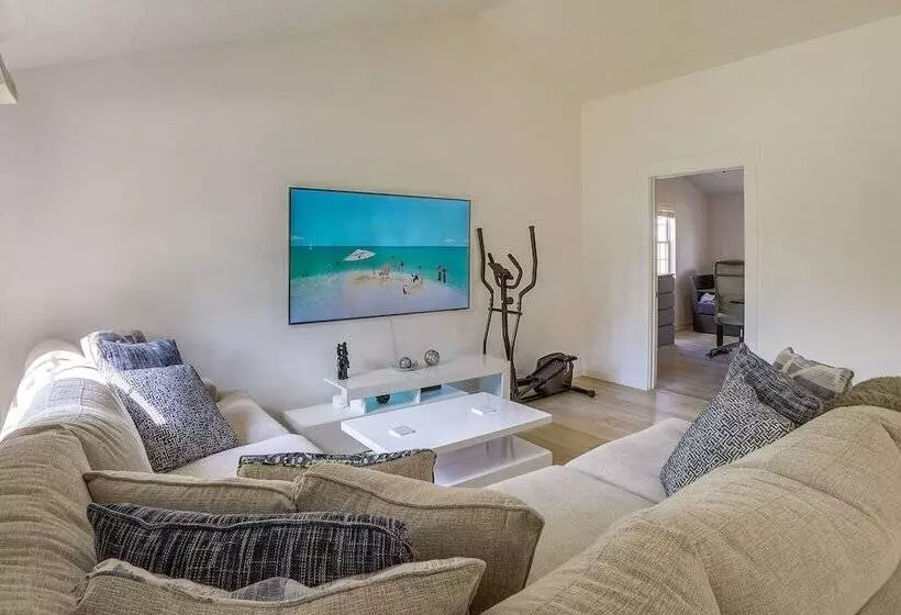 Palm Harbor Paradise W/ Community Pool!