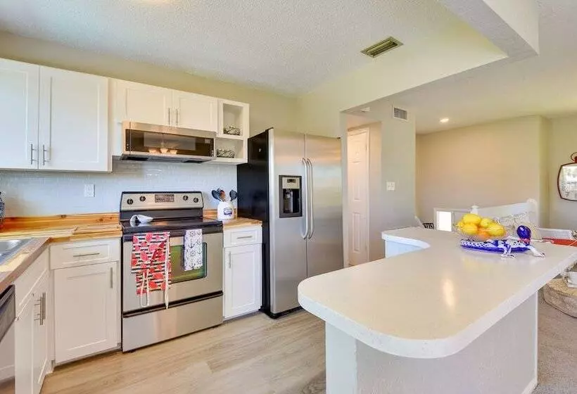 Palmetto Escape W/ Balcony   Walk To Marina!