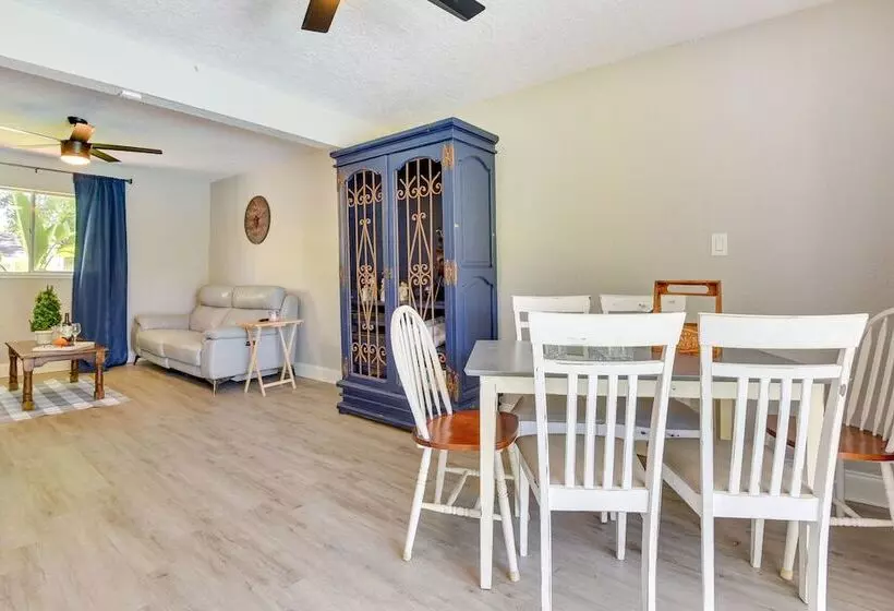 Palmetto Escape W/ Balcony   Walk To Marina!