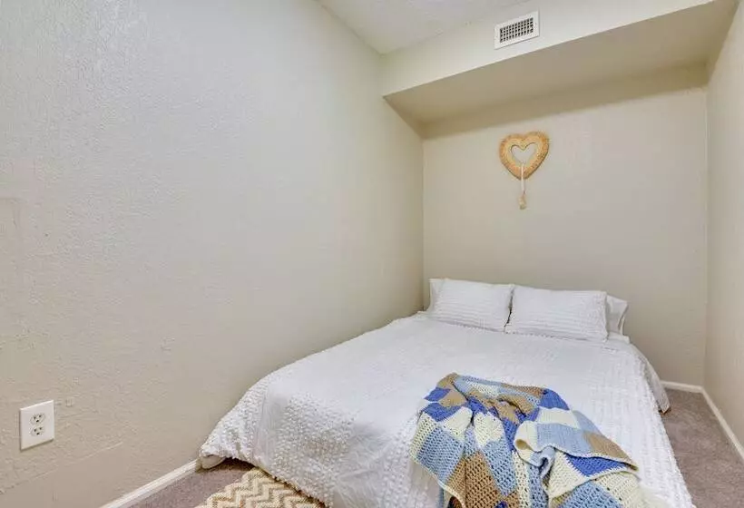 Palmetto Escape W/ Balcony   Walk To Marina!