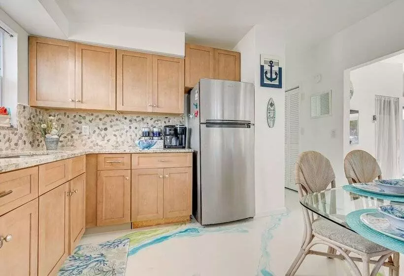 Hot Tub, Grill & Fire Pit: Port Richey Retreat