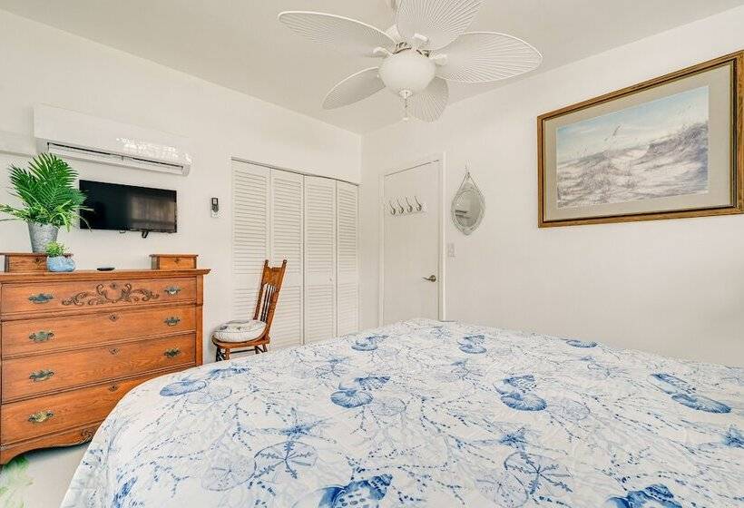 Hot Tub, Grill & Fire Pit: Port Richey Retreat