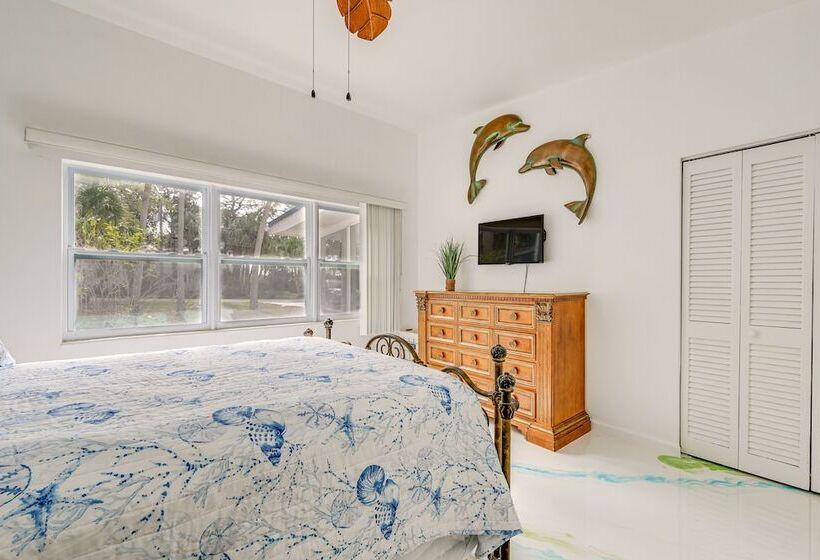 Hot Tub, Grill & Fire Pit: Port Richey Retreat