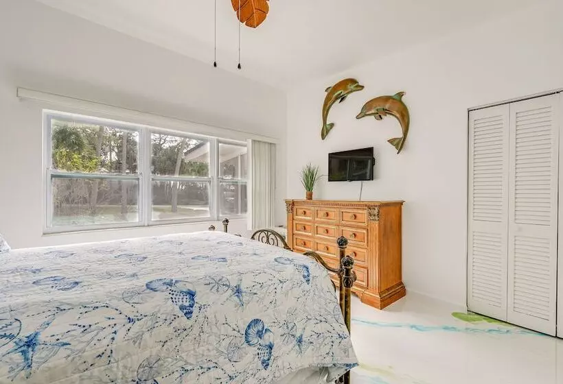 Hot Tub, Grill & Fire Pit: Port Richey Retreat