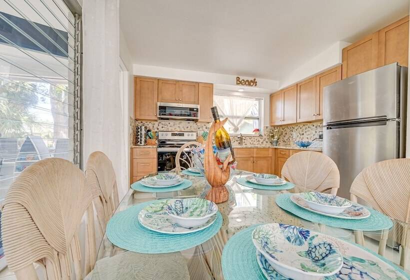 Hot Tub, Grill & Fire Pit: Port Richey Retreat