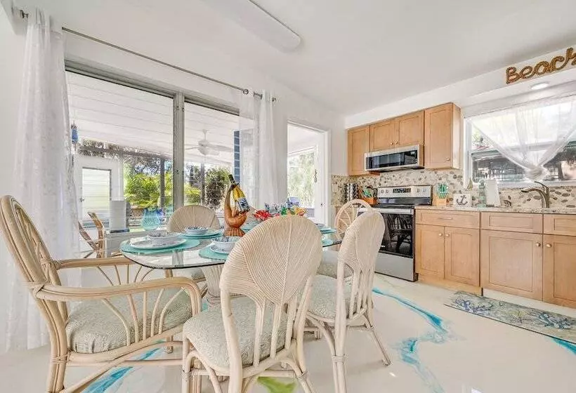 Hot Tub, Grill & Fire Pit: Port Richey Retreat