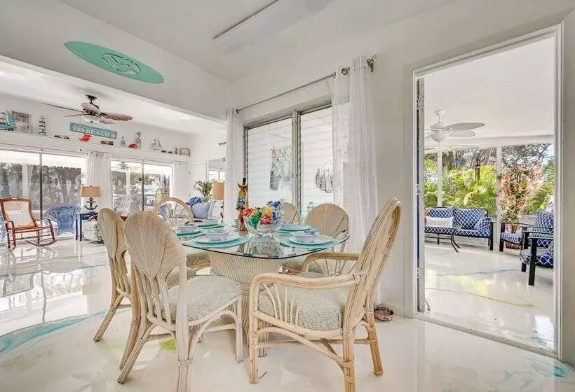 Hot Tub, Grill & Fire Pit: Port Richey Retreat