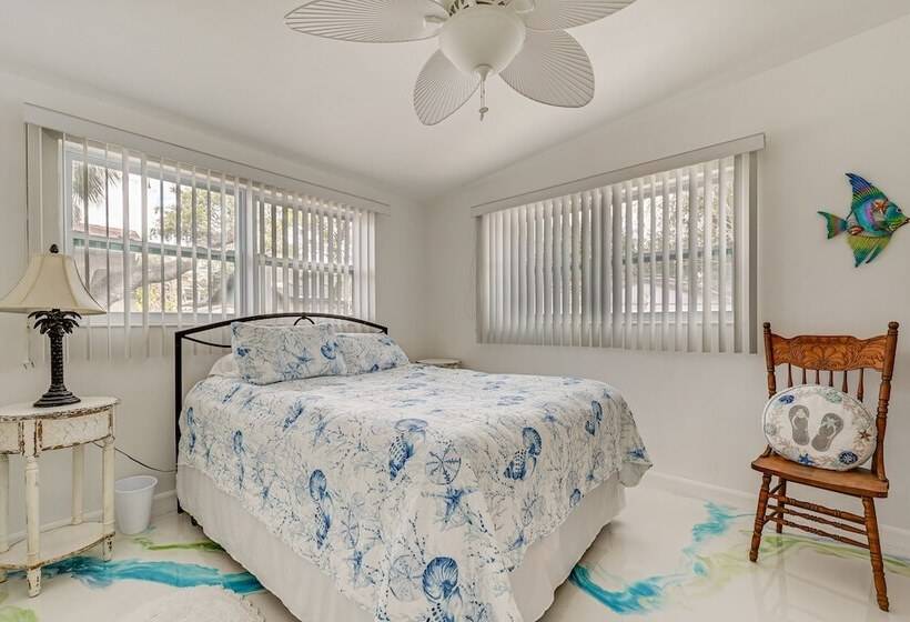 Hot Tub, Grill & Fire Pit: Port Richey Retreat