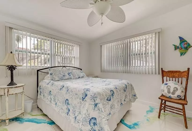 Hot Tub, Grill & Fire Pit: Port Richey Retreat