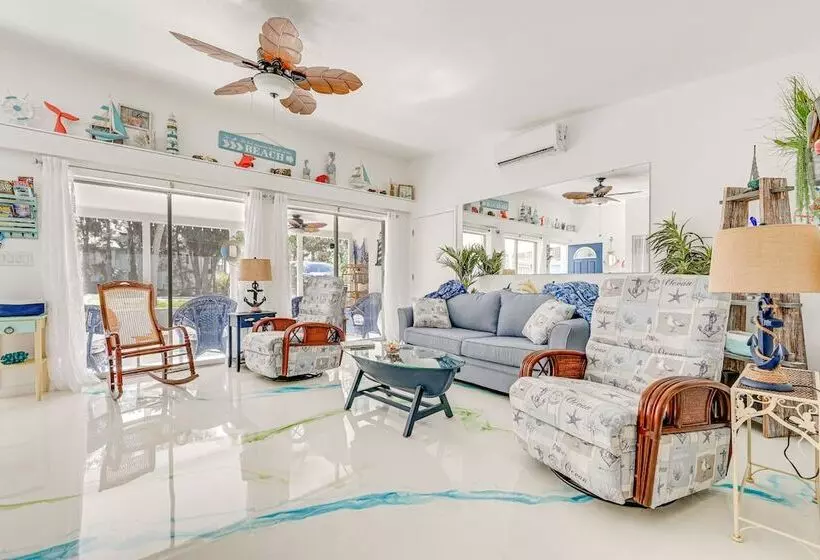 Hot Tub, Grill & Fire Pit: Port Richey Retreat