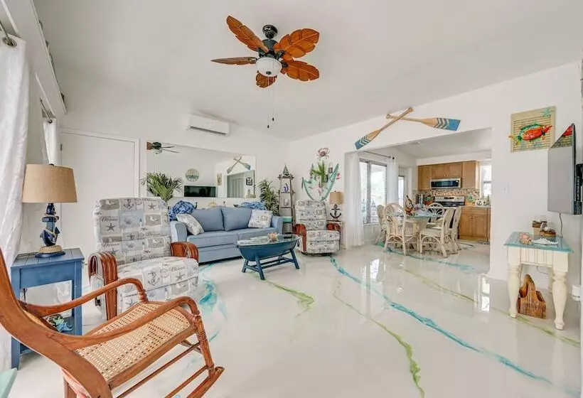 Hot Tub, Grill & Fire Pit: Port Richey Retreat