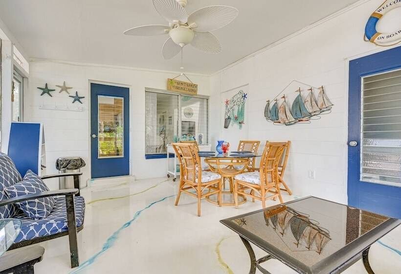 Hot Tub, Grill & Fire Pit: Port Richey Retreat