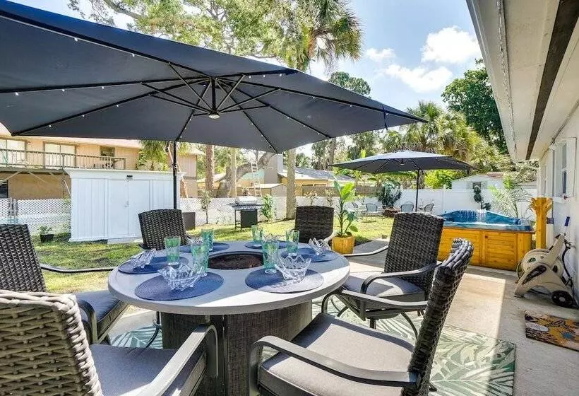 Hot Tub, Grill & Fire Pit: Port Richey Retreat
