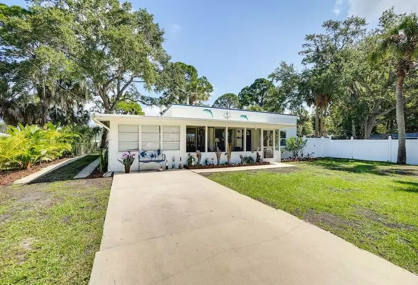 Hot Tub, Grill & Fire Pit: Port Richey Retreat