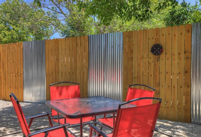 Red Door Movie Lounge Casita