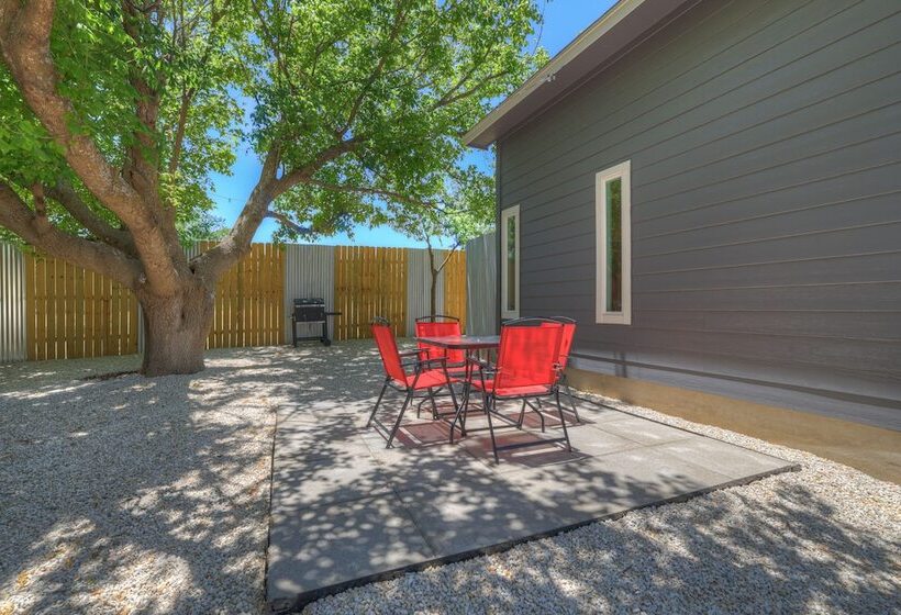 Red Door Movie Lounge Casita