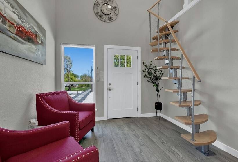 Red Door Movie Lounge Casita