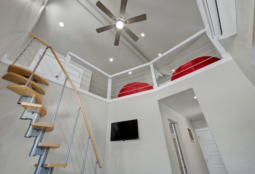 Red Door Movie Lounge Casita