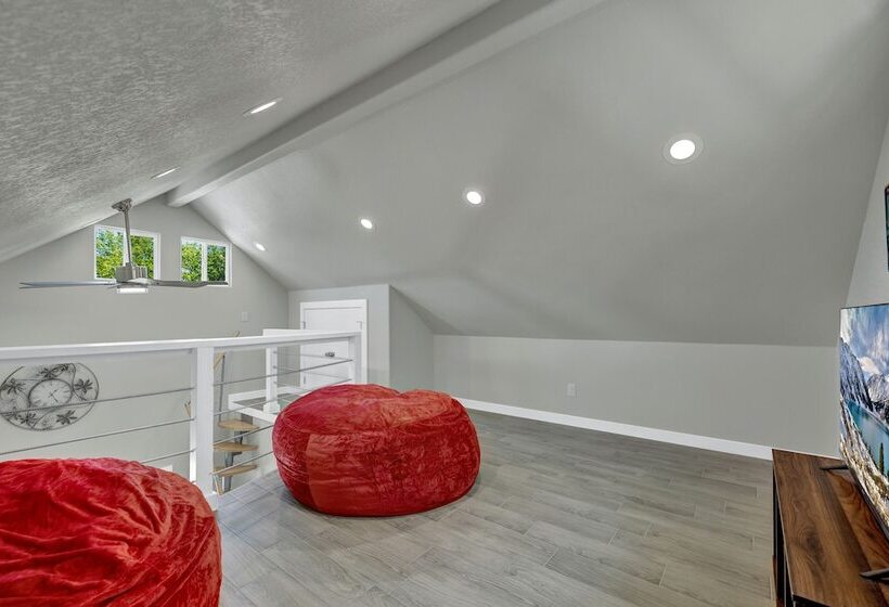 Red Door Movie Lounge Casita