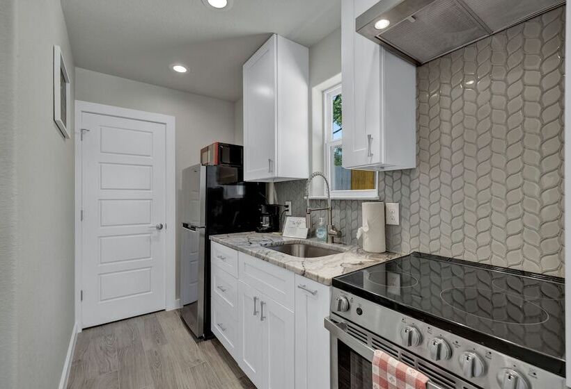 Red Door Movie Lounge Casita