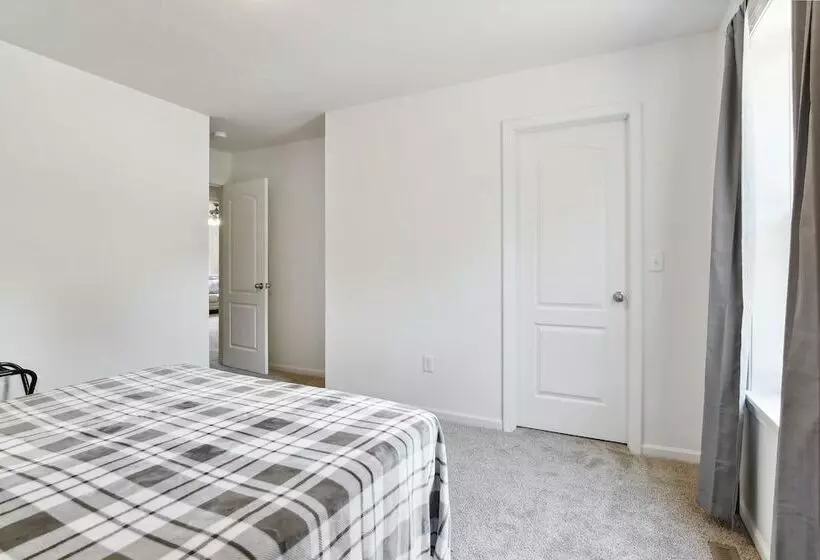 Reeds Spring Home: 4 Mi To Table Rock Lake!