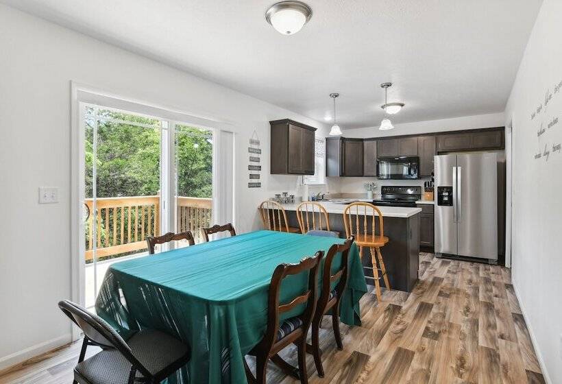 Reeds Spring Home: 4 Mi To Table Rock Lake!