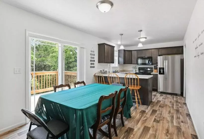 Reeds Spring Home: 4 Mi To Table Rock Lake!