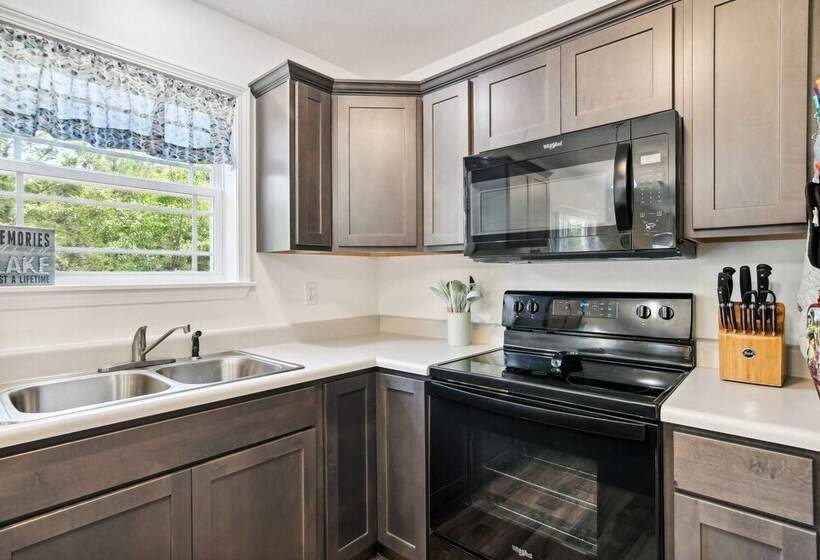 Reeds Spring Home: 4 Mi To Table Rock Lake!