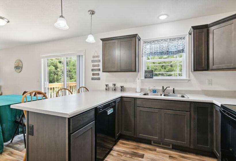 Reeds Spring Home: 4 Mi To Table Rock Lake!