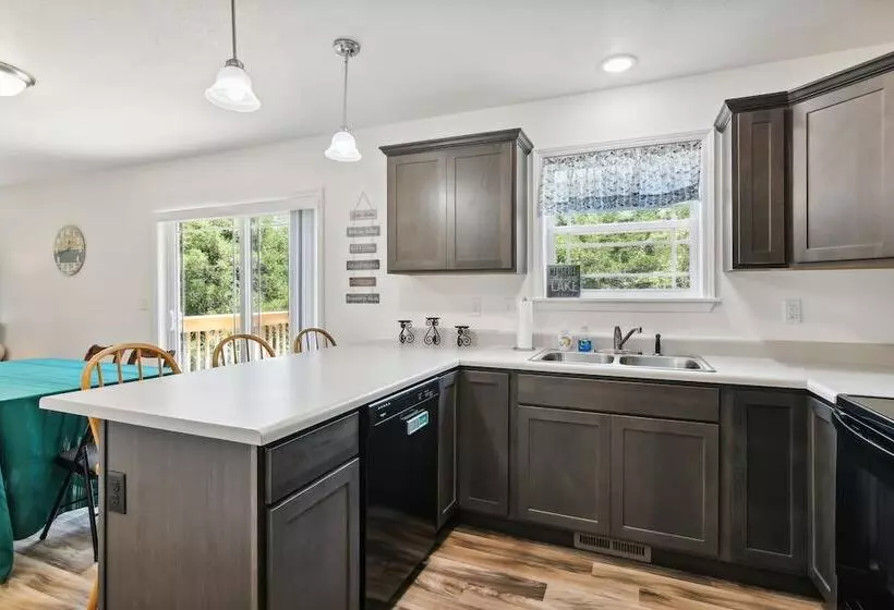 Reeds Spring Home: 4 Mi To Table Rock Lake!