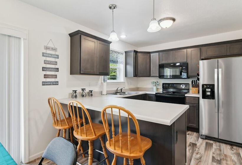 Reeds Spring Home: 4 Mi To Table Rock Lake!