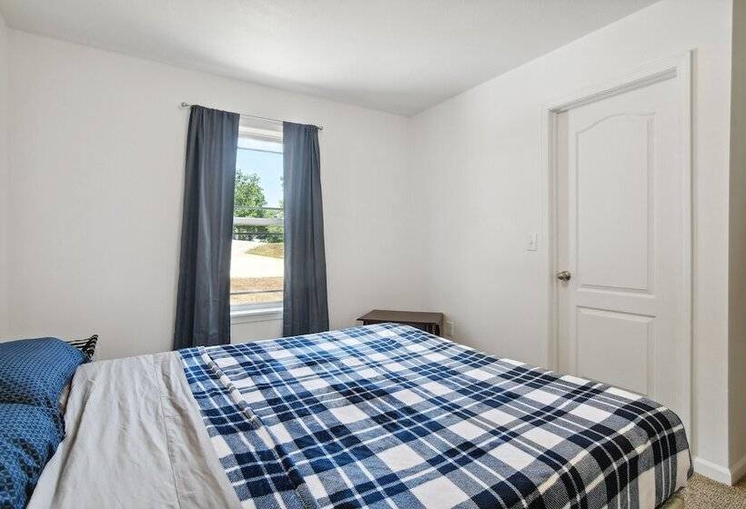 Reeds Spring Home: 4 Mi To Table Rock Lake!