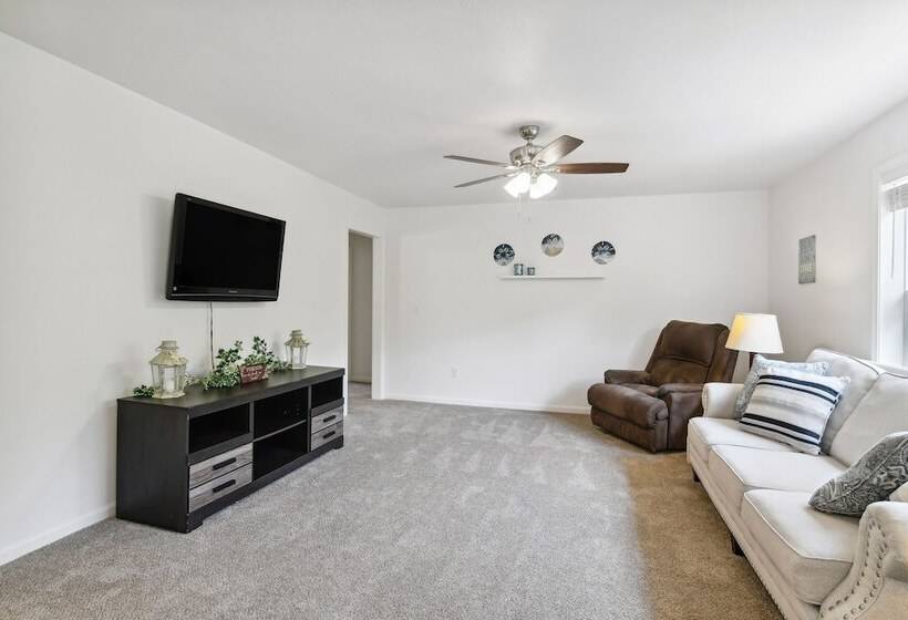 Reeds Spring Home: 4 Mi To Table Rock Lake!