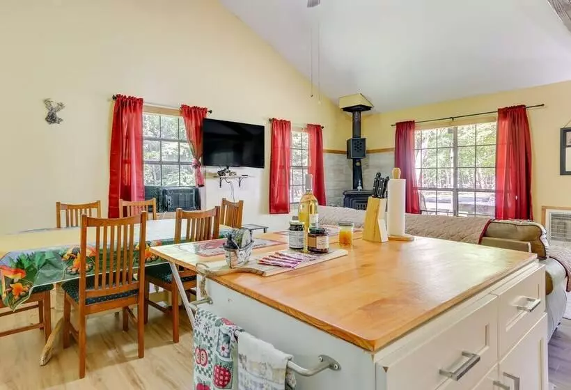 Pools & Ski Access: Lackawaxen Cottage W/ Deck!