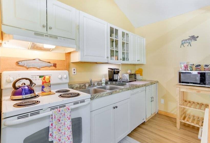 Pools & Ski Access: Lackawaxen Cottage W/ Deck!