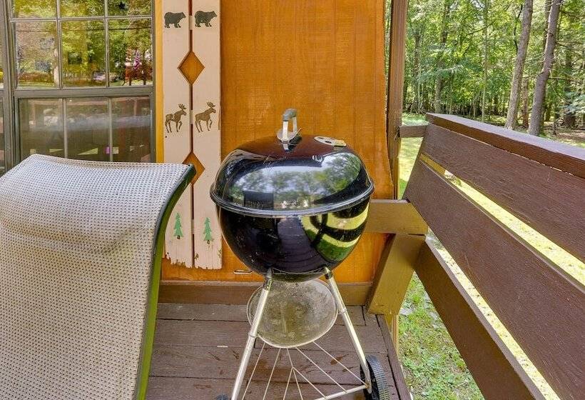 Pools & Ski Access: Lackawaxen Cottage W/ Deck!