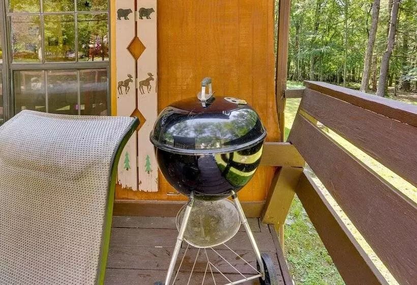 Pools & Ski Access: Lackawaxen Cottage W/ Deck!